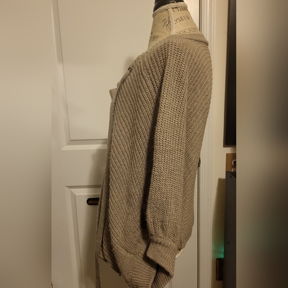 C Bat Wing Tan Sweater size M - Picture 2 of 8